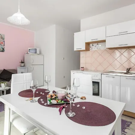 Beautiful In With 1 Bedrooms And Wifi * 포블랴나