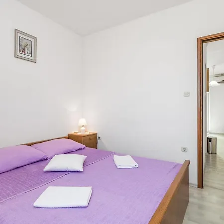 Beautiful In With 1 Bedrooms And Wifi 포블랴나