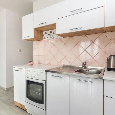 아파트 Beautiful In With 1 Bedrooms And Wifi 포블랴나