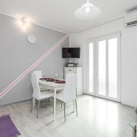 아파트 Beautiful In With 1 Bedrooms And Wifi 포블랴나