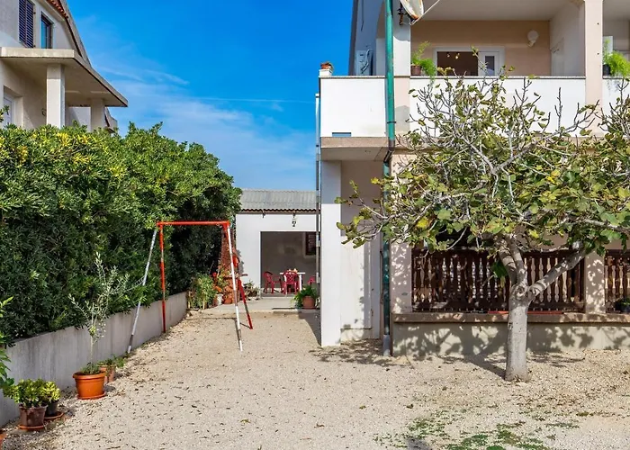 1 Bedroom Cozy Apartment In Povljana