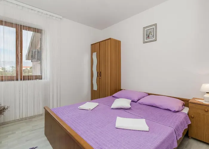 1 Bedroom Cozy Apartment In Povljana