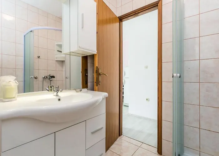 1 Bedroom Cozy Apartment In Povljana