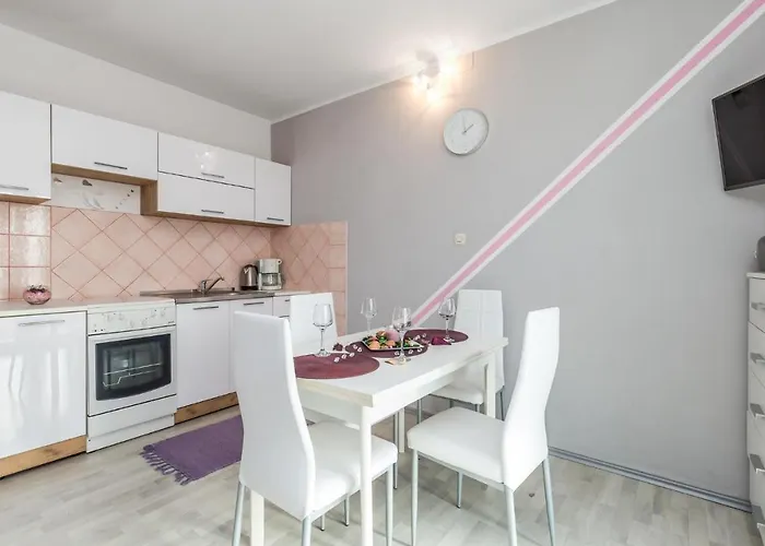شقة 1 Bedroom Cozy Apartment In Povljana *