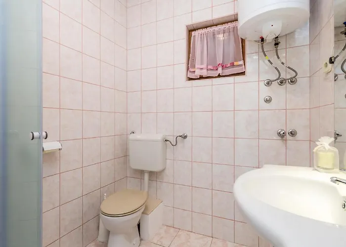 1 Bedroom Cozy Apartment In Povljana شقة *