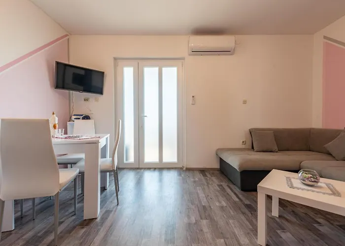 1 Bedroom Cozy Apartment In Povljana شقة *