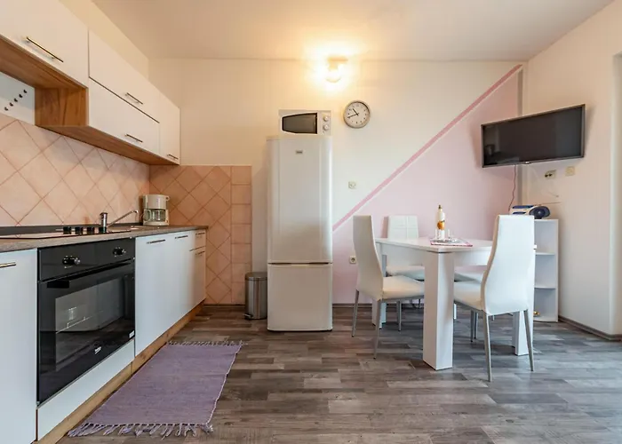 1 Bedroom Cozy Apartment In Povljana بوفليانا