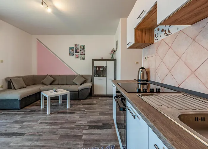 1 Bedroom Cozy Apartment In Povljana شقة