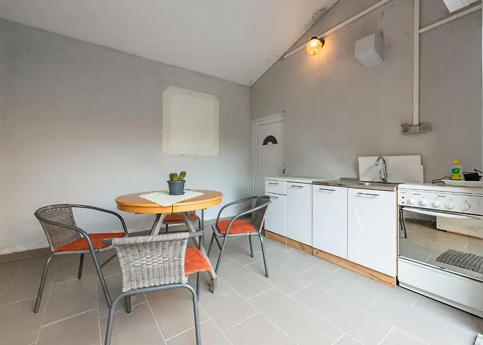 شقة 1 Bedroom Cozy Apartment In Povljana