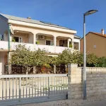 1 Bedroom Cozy Apartment In Povljana * Povljana