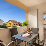 1 Bedroom Cozy Apartment In Povljana Lejlighed