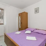 1 Bedroom Cozy Apartment In Povljana
