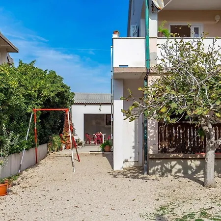 1 Bedroom Cozy Apartment In Povljana
