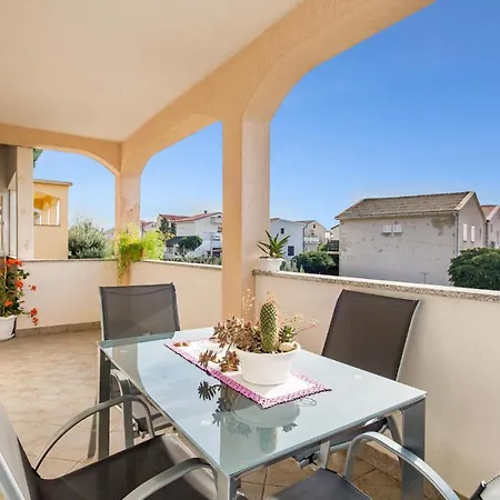شقة 1 Bedroom Cozy Apartment In Povljana بوفليانا