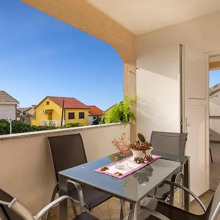 1 Bedroom Cozy Apartment In Povljana شقة