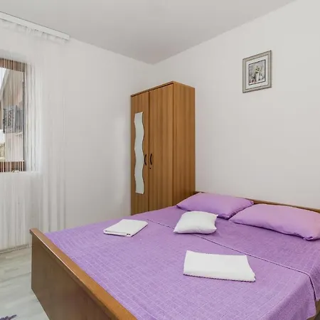 1 Bedroom Cozy Apartment In Povljana
