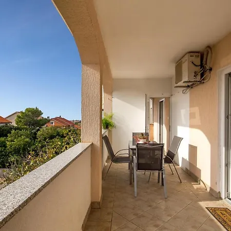1 Bedroom Cozy Apartment In Povljana بوفليانا