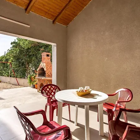 1 Bedroom Cozy Apartment In Povljana