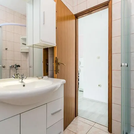 1 Bedroom Cozy Apartment In Povljana