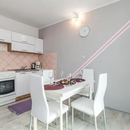 شقة 1 Bedroom Cozy Apartment In Povljana *