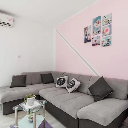 1 Bedroom Cozy Apartment In Povljana شقة