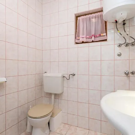 1 Bedroom Cozy Apartment In Povljana شقة *