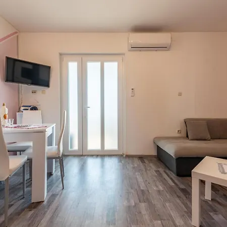 1 Bedroom Cozy Apartment In Povljana شقة *