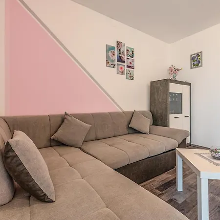 1 Bedroom Cozy Apartment In Povljana شقة