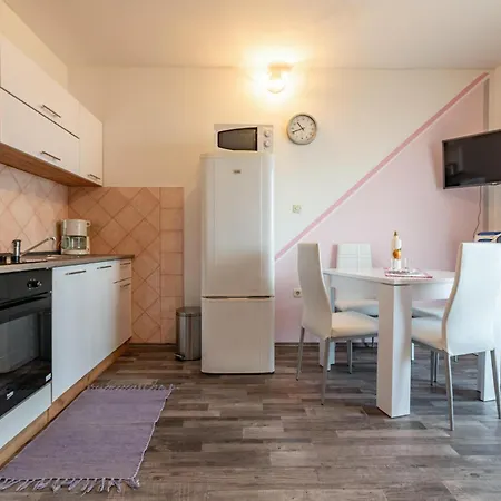 1 Bedroom Cozy Apartment In Povljana بوفليانا