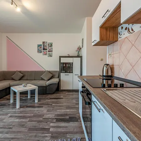 1 Bedroom Cozy Apartment In Povljana شقة