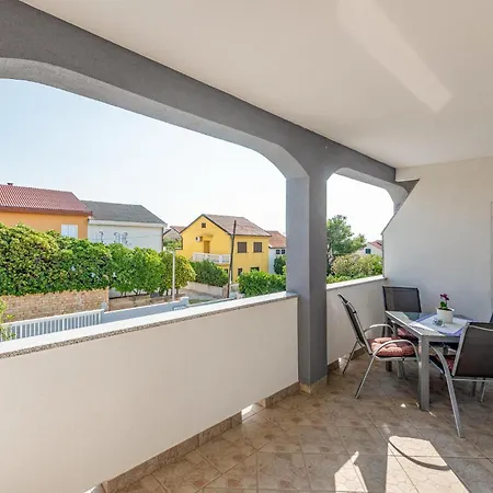 1 Bedroom Cozy Apartment In Povljana شقة *