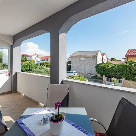 شقة 1 Bedroom Cozy Apartment In Povljana *