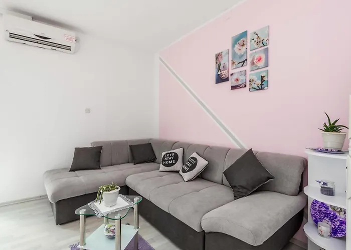 1 Bedroom Cozy Apartment In Povljana Apartment