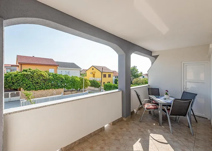1 Bedroom Cozy Apartment In Povljana Apartment *