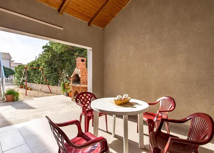 1 Bedroom Cozy Apartment In Povljana
