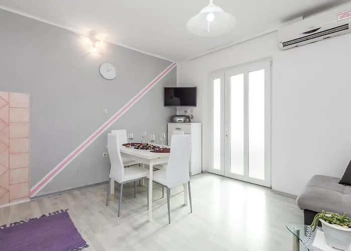 아파트 1 Bedroom Cozy Apartment In Povljana 포블랴나